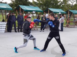 Kot bi boksala za zmago. 